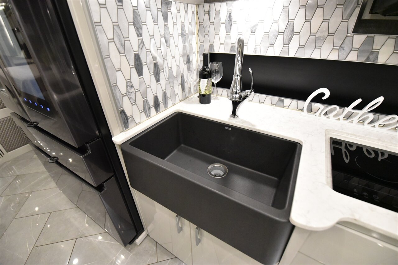 2021 American Coach Eagle 45g   - Photo 48 - Orange, CA 92867