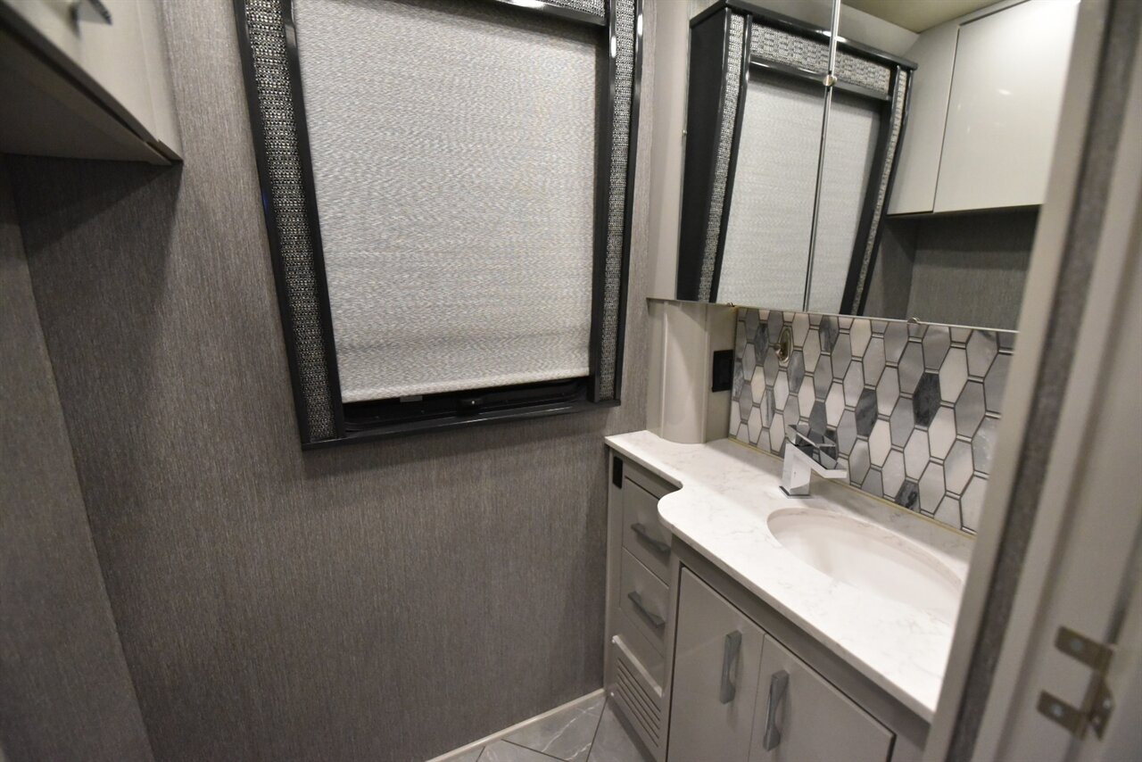 2021 American Coach Eagle 45g   - Photo 59 - Orange, CA 92867