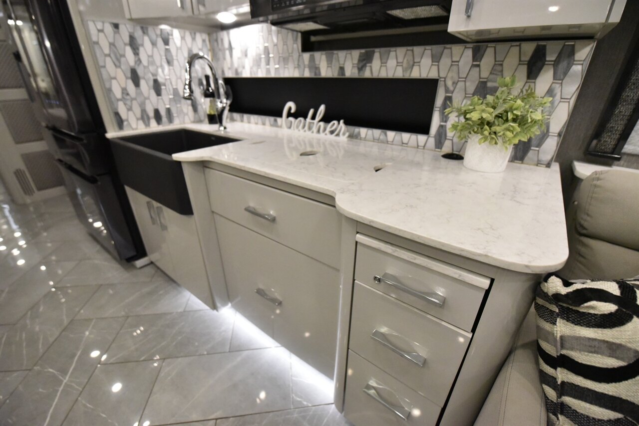 2021 American Coach Eagle 45g   - Photo 45 - Orange, CA 92867