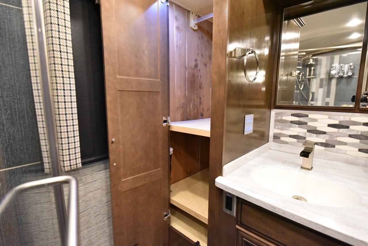 2019 Newmar London Aire - Photo 45 - Orange, CA 92867