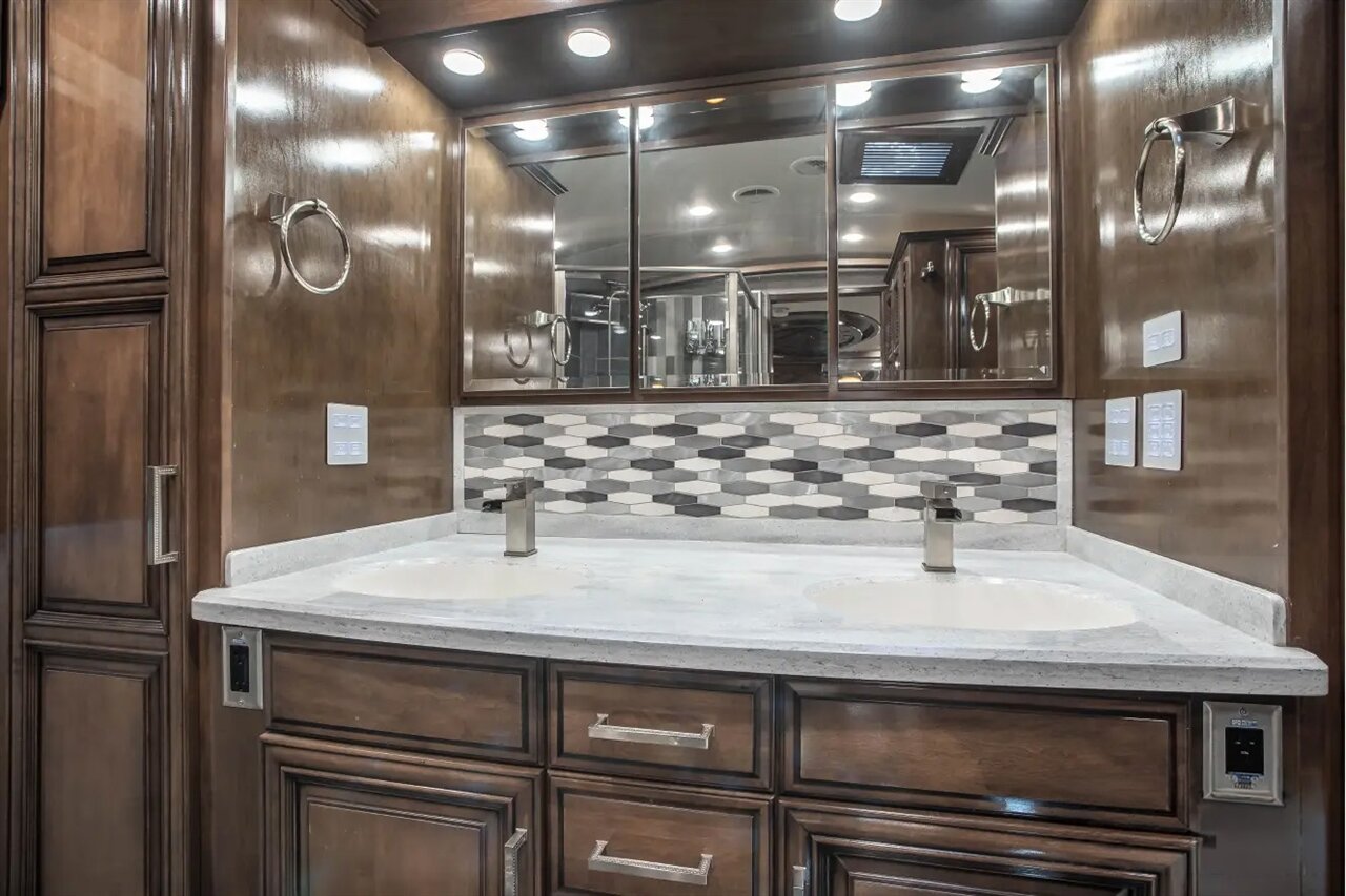 2019 Newmar London Aire - Photo 11 - Orange, CA 92867