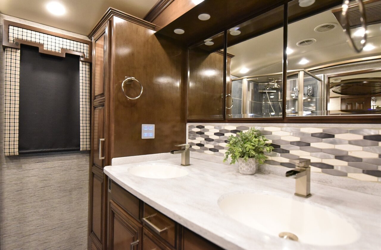 2019 Newmar London Aire - Photo 44 - Orange, CA 92867