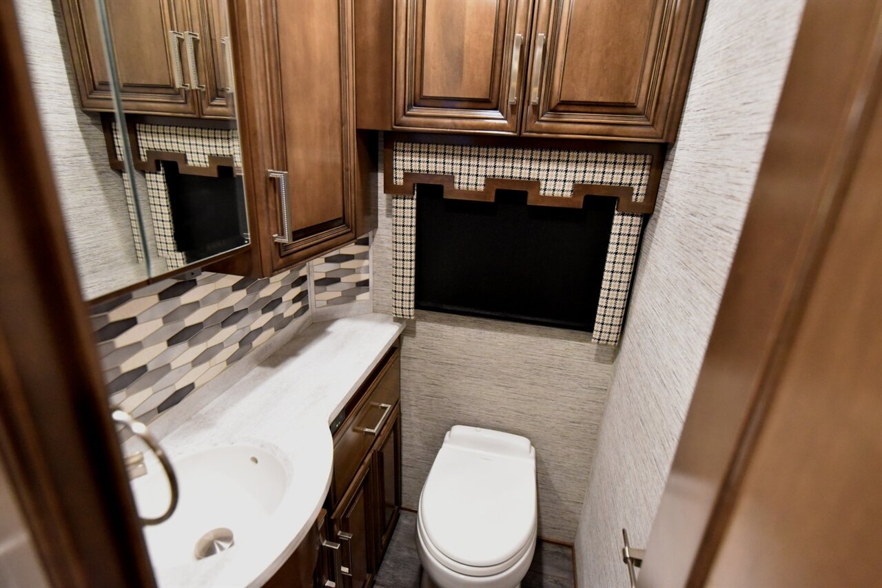 2019 Newmar London Aire - Photo 35 - Orange, CA 92867