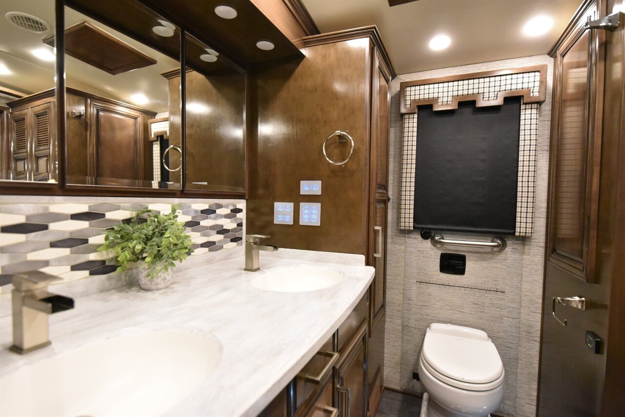 2019 Newmar London Aire - Photo 40 - Orange, CA 92867