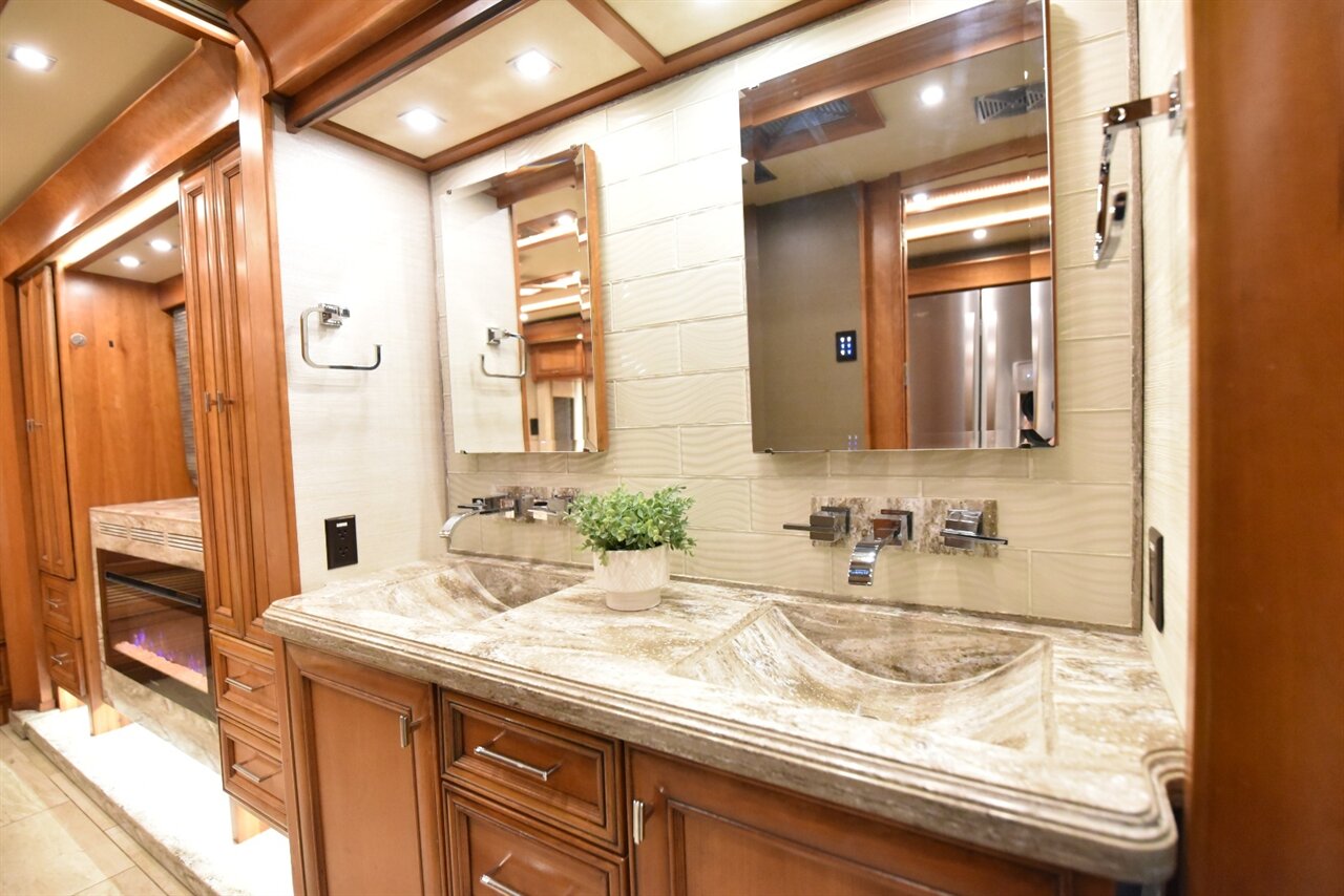 2019 Tiffin Allegro Bus 37AP - Photo 60 - Orange, CA 92867