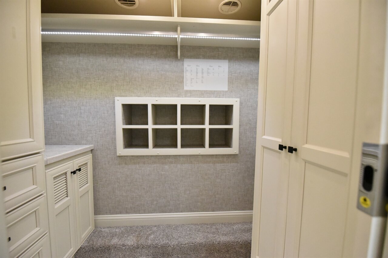2023 Tiffin Allegro   - Photo 39 - Orange, CA 92867