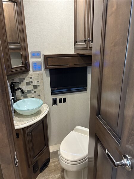 2019 Newmar Dutch Star 4369 - Photo 9 - Orange, CA 92867