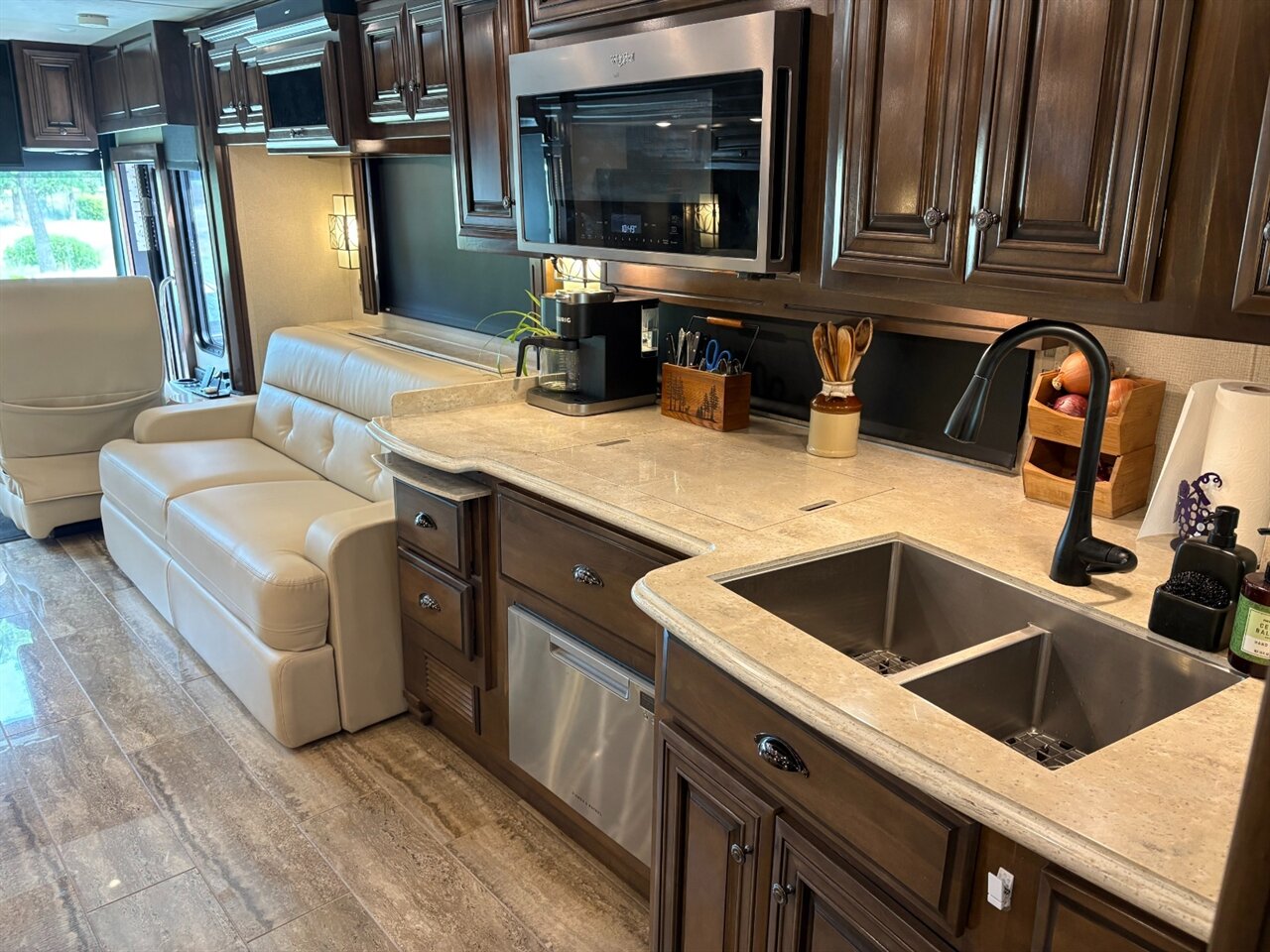 2019 Newmar Dutch Star 4369 - Photo 5 - Orange, CA 92867