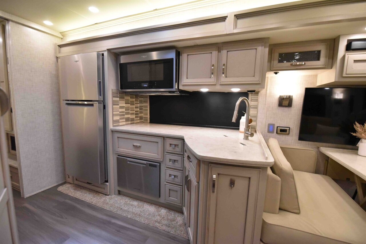 2022 Newmar CANYON STAR 3927   - Photo 22 - Orange, CA 92867