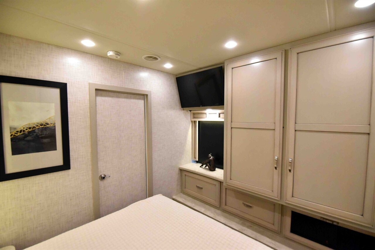 2022 Newmar CANYON STAR 3927   - Photo 28 - Orange, CA 92867