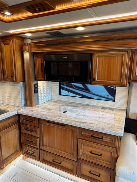 2021 Tiffin Allegro Bus - Photo 4 - Orange, CA 92867