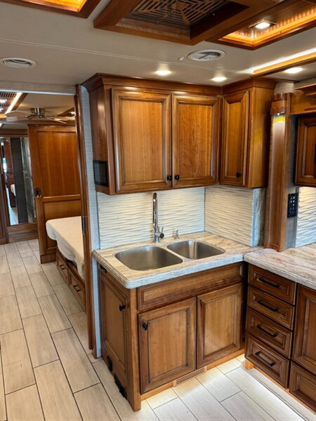 2021 Tiffin Allegro Bus - Photo 5 - Orange, CA 92867