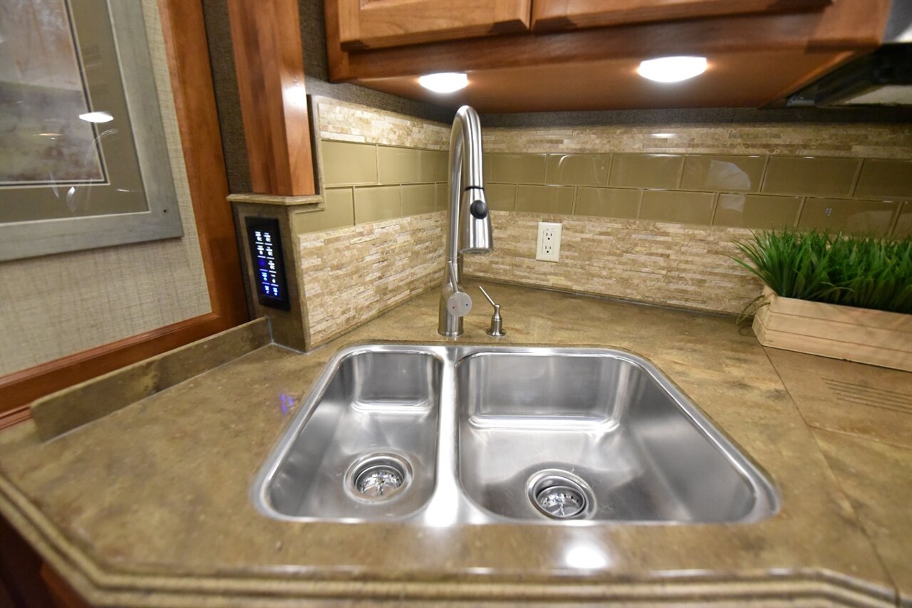 2016 Tiffin Phaeton 36GH   - Photo 55 - Orange, CA 92867