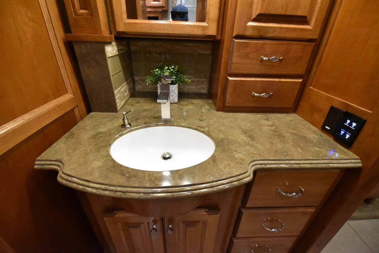 2016 Tiffin Phaeton 36GH   - Photo 63 - Orange, CA 92867