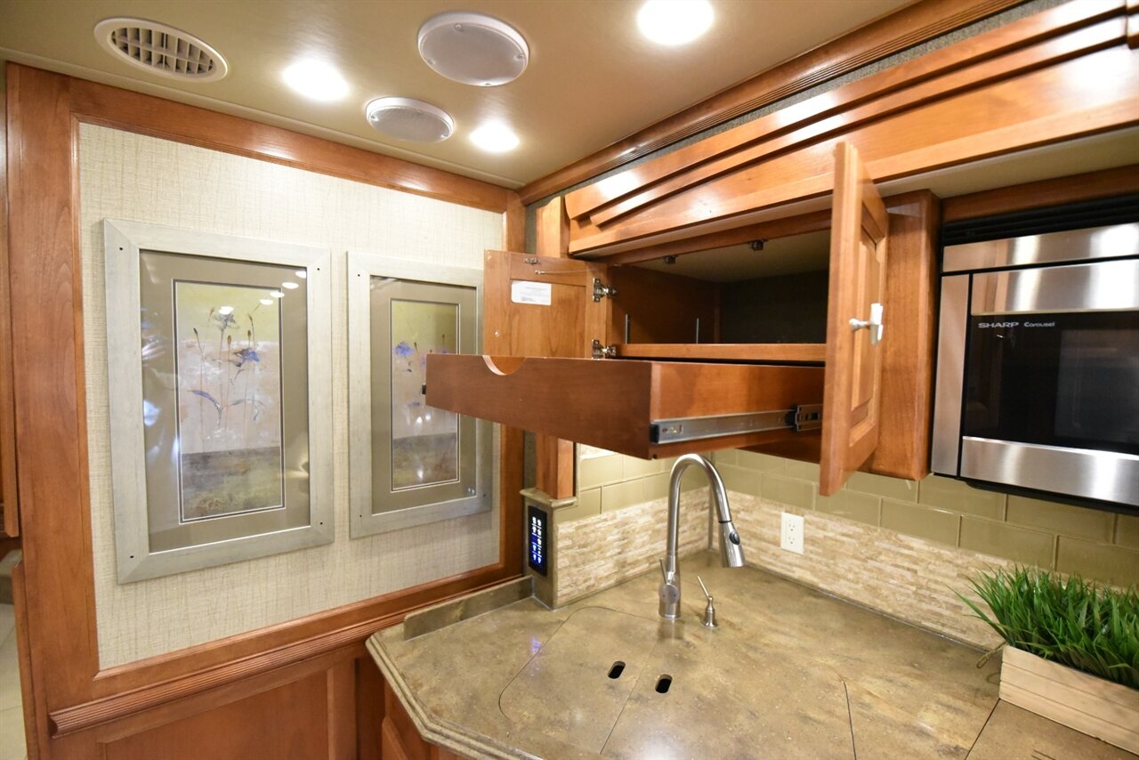 2016 Tiffin Phaeton 36GH   - Photo 52 - Orange, CA 92867