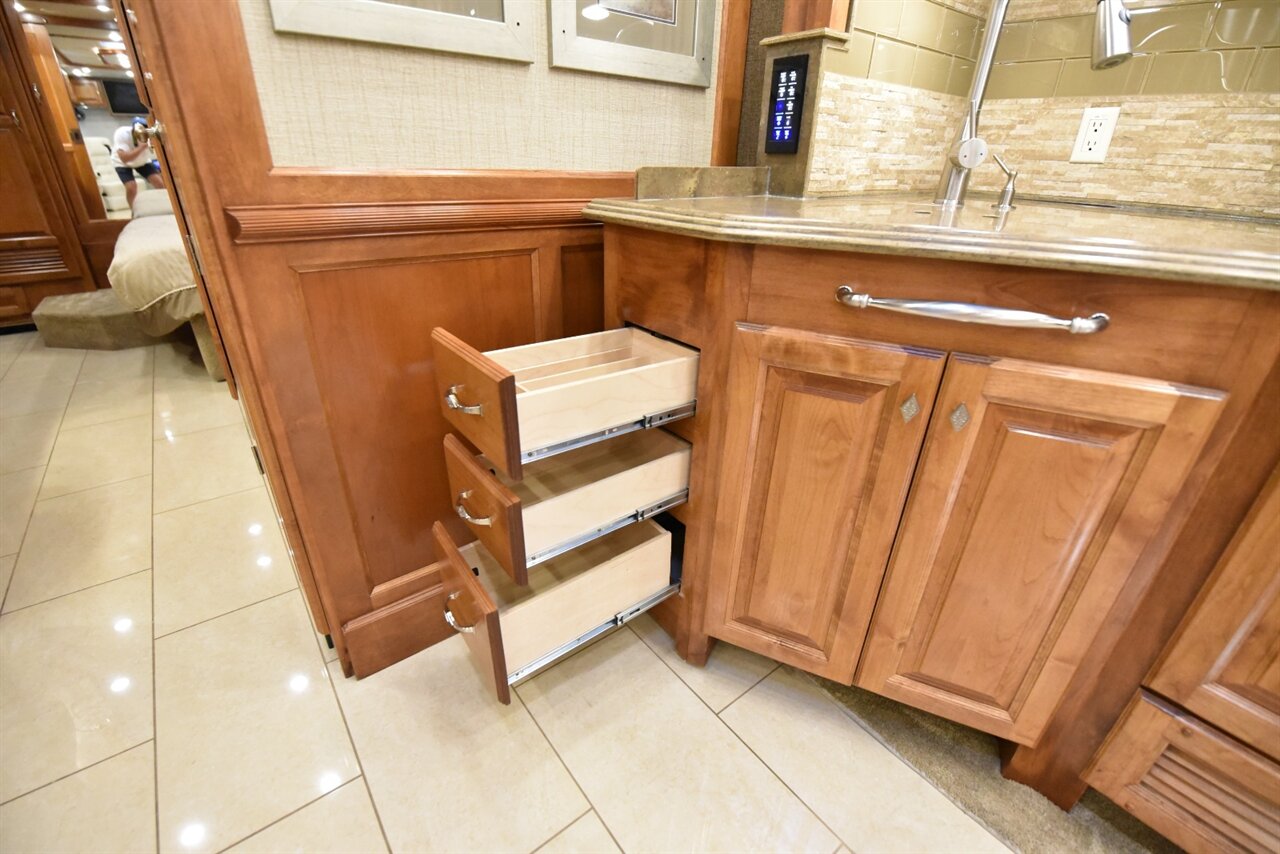 2016 Tiffin Phaeton 36GH   - Photo 54 - Orange, CA 92867