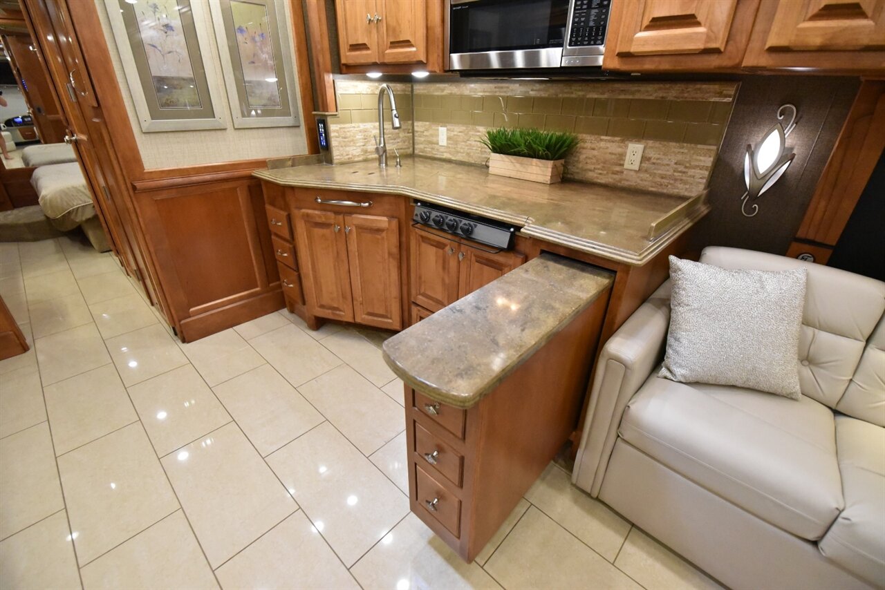 2016 Tiffin Phaeton 36GH   - Photo 46 - Orange, CA 92867