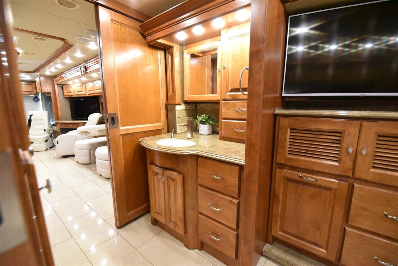 2016 Tiffin Phaeton 36GH   - Photo 61 - Orange, CA 92867