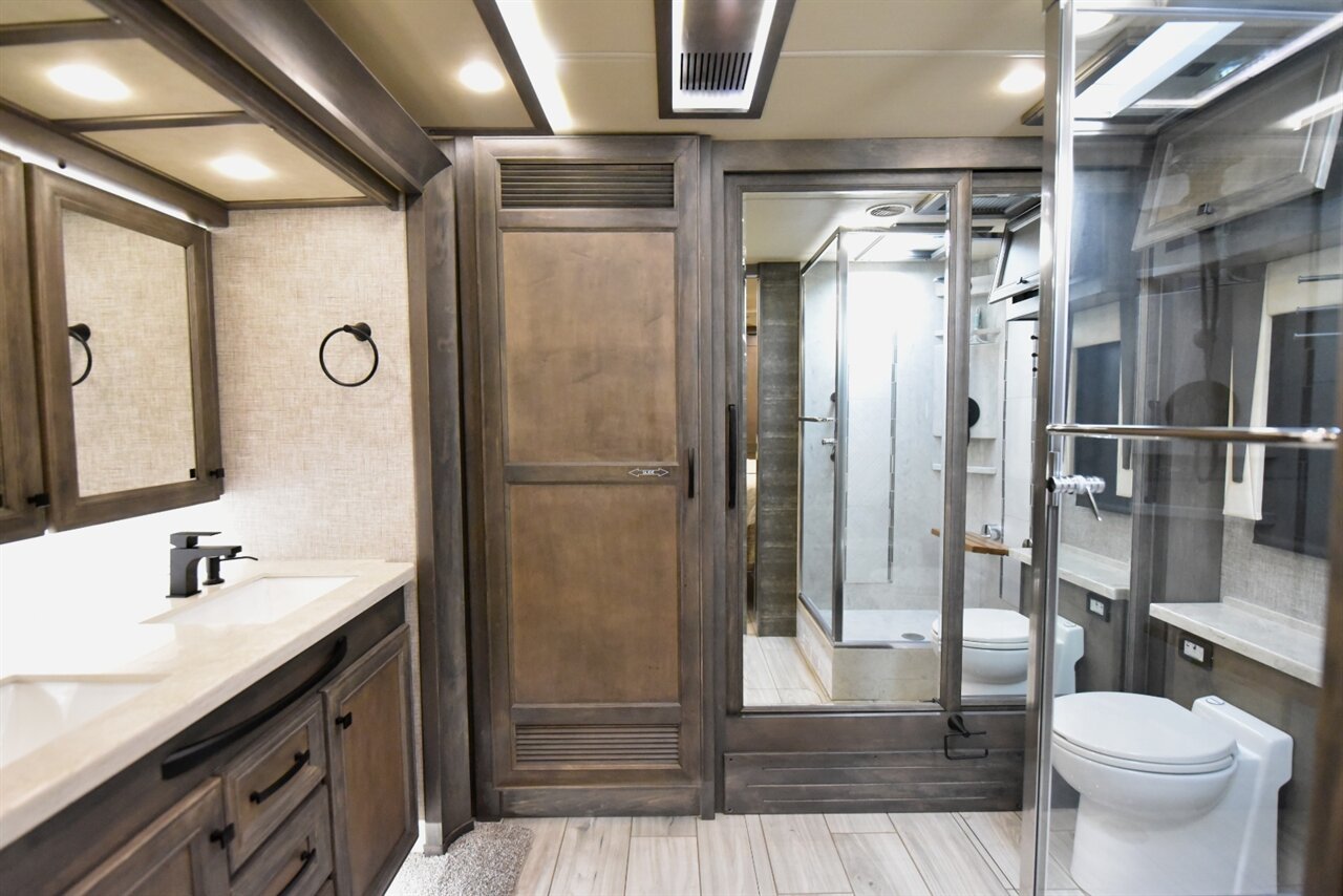 2023 Tiffin Allegro Bus   - Photo 37 - Orange, CA 92867