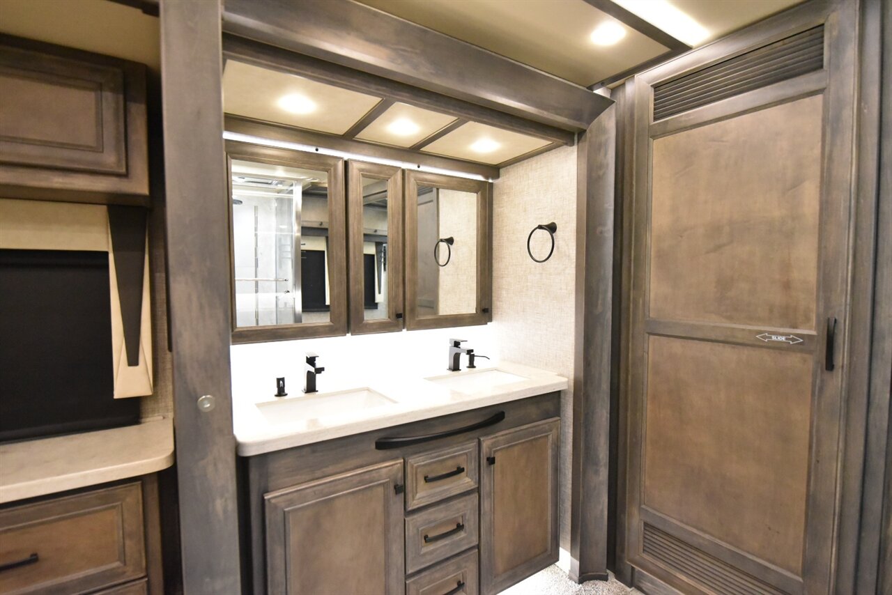 2023 Tiffin Allegro Bus   - Photo 40 - Orange, CA 92867