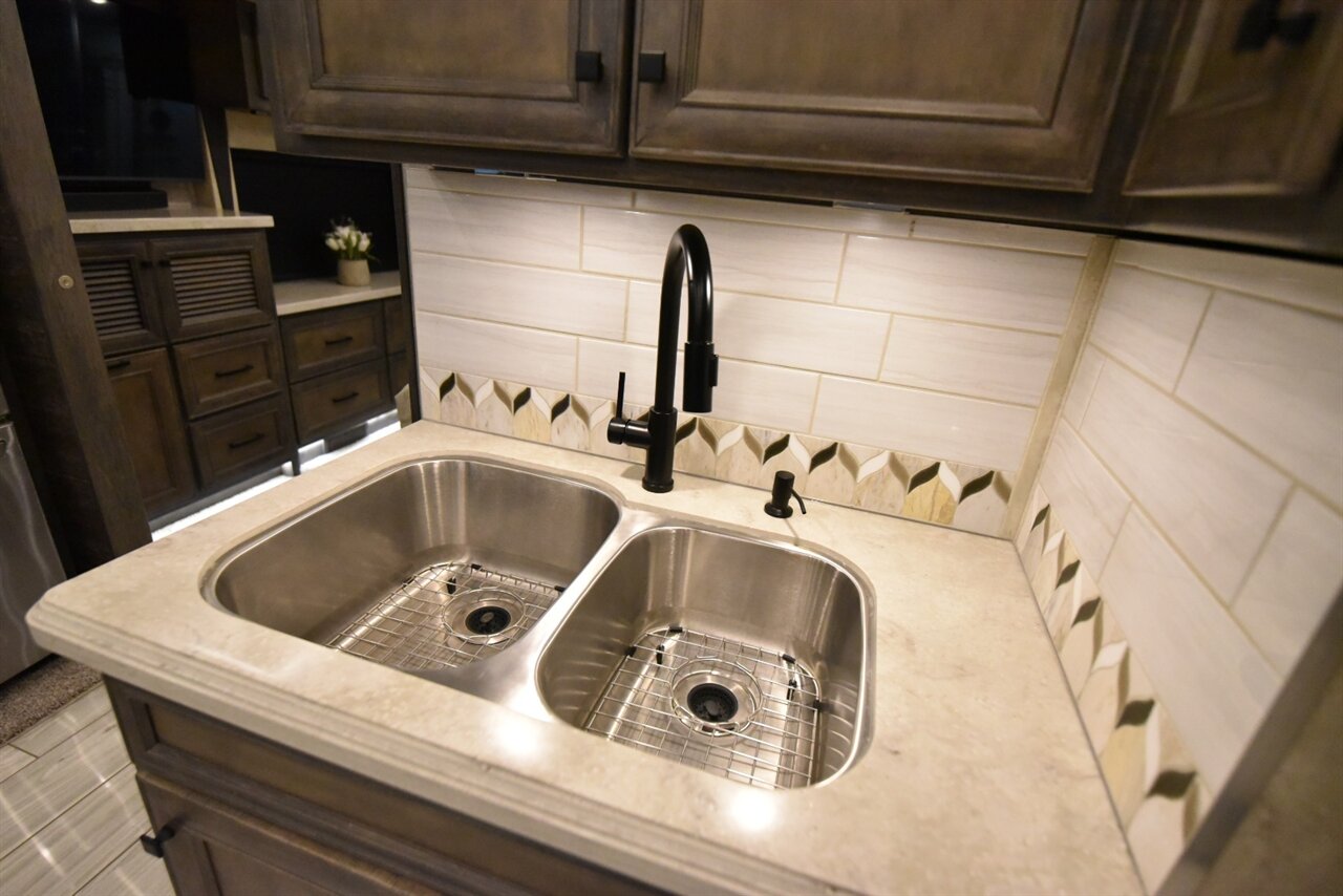 2023 Tiffin Allegro Bus   - Photo 29 - Orange, CA 92867