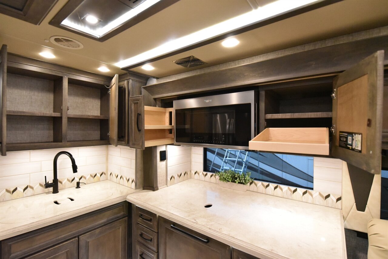 2023 Tiffin Allegro Bus   - Photo 25 - Orange, CA 92867