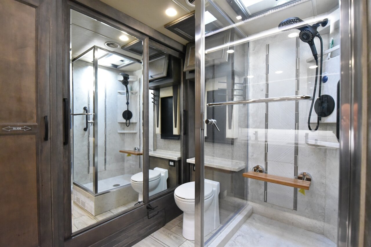 2023 Tiffin Allegro Bus   - Photo 38 - Orange, CA 92867