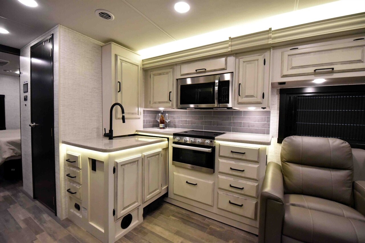 2023 Jayco Prcept 31ul   - Photo 17 - Orange, CA 92867