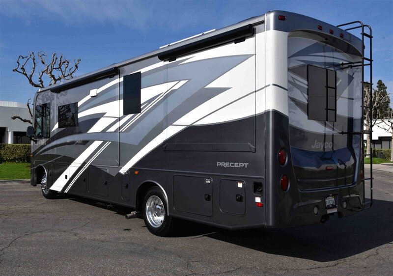 2023 Jayco Prcept 31ul   - Photo 3 - Orange, CA 92867