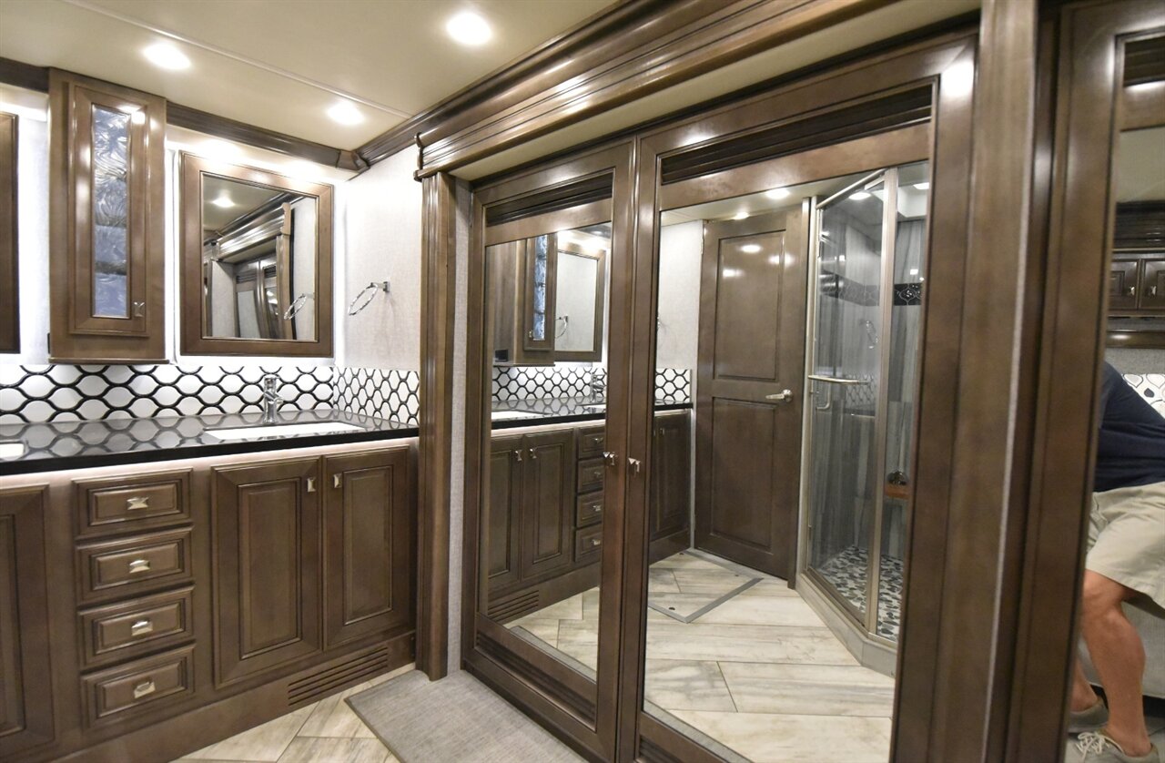 2022 Fleetwood Discovery - Photo 36 - Orange, CA 92867