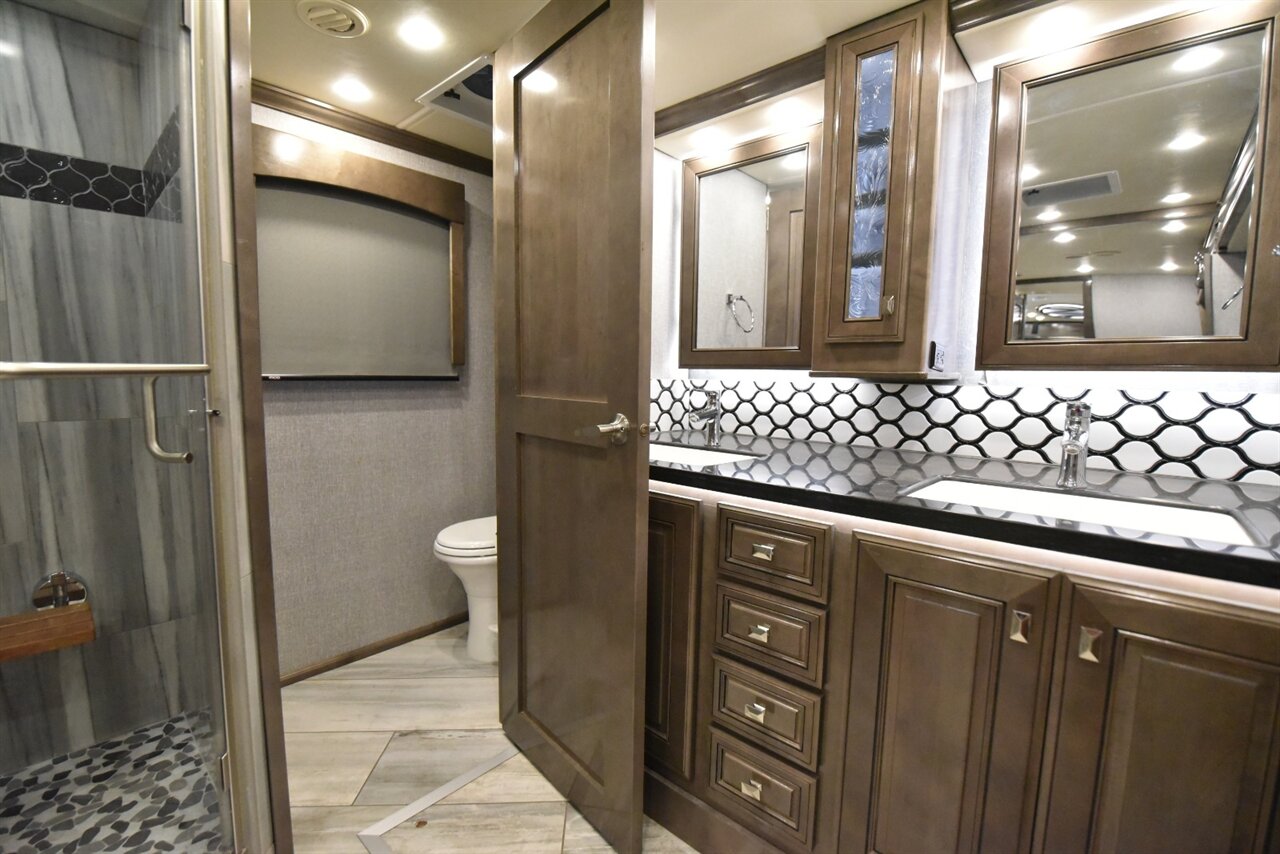 2022 Fleetwood Discovery - Photo 32 - Orange, CA 92867
