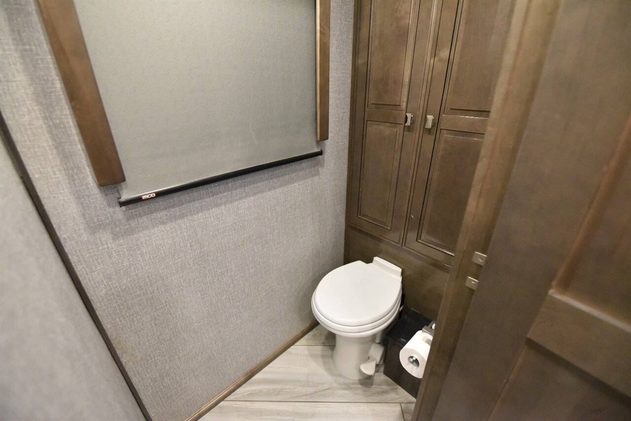 2022 Fleetwood Discovery - Photo 26 - Orange, CA 92867