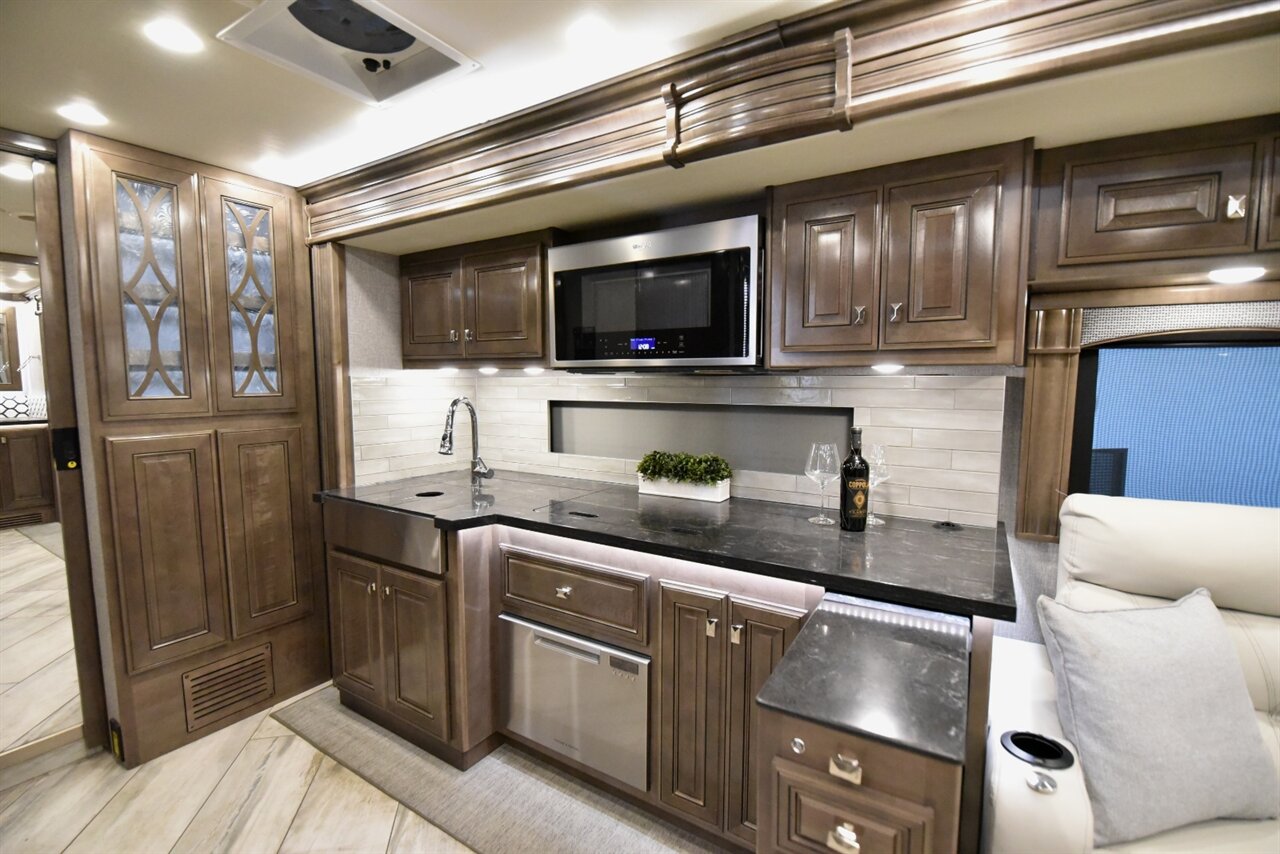 2022 Fleetwood Discovery - Photo 21 - Orange, CA 92867