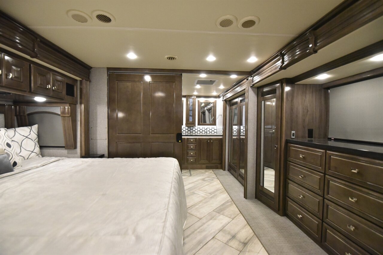 2022 Fleetwood Discovery - Photo 27 - Orange, CA 92867