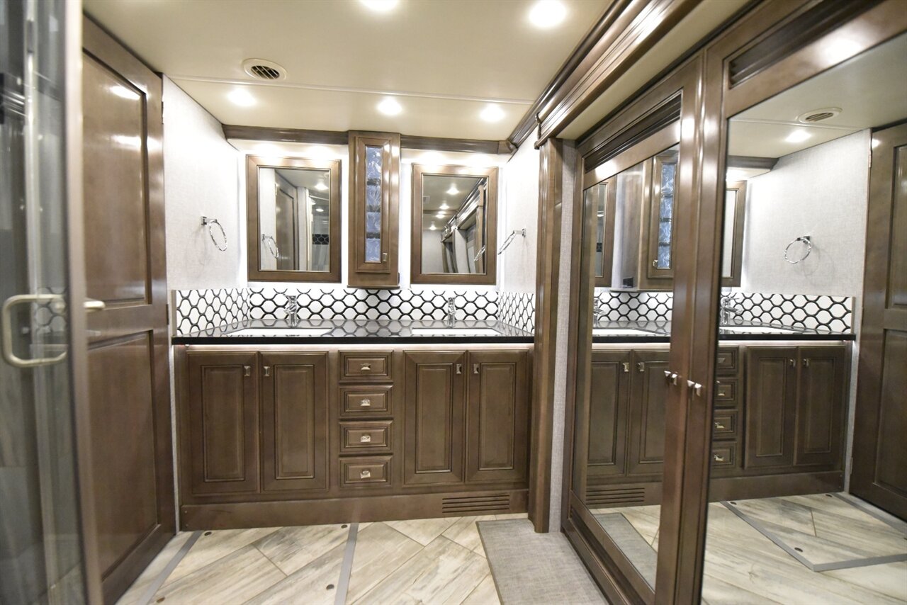 2022 Fleetwood Discovery - Photo 31 - Orange, CA 92867