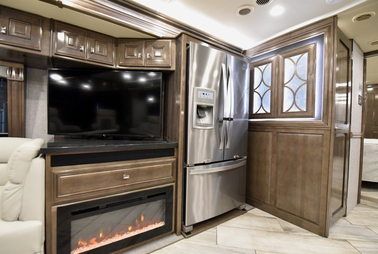 2022 Fleetwood Discovery - Photo 15 - Orange, CA 92867