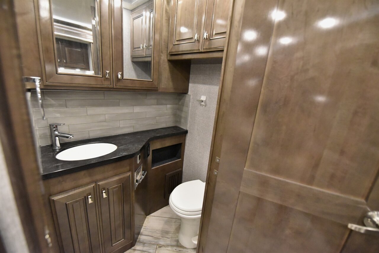 2022 Fleetwood Discovery - Photo 39 - Orange, CA 92867