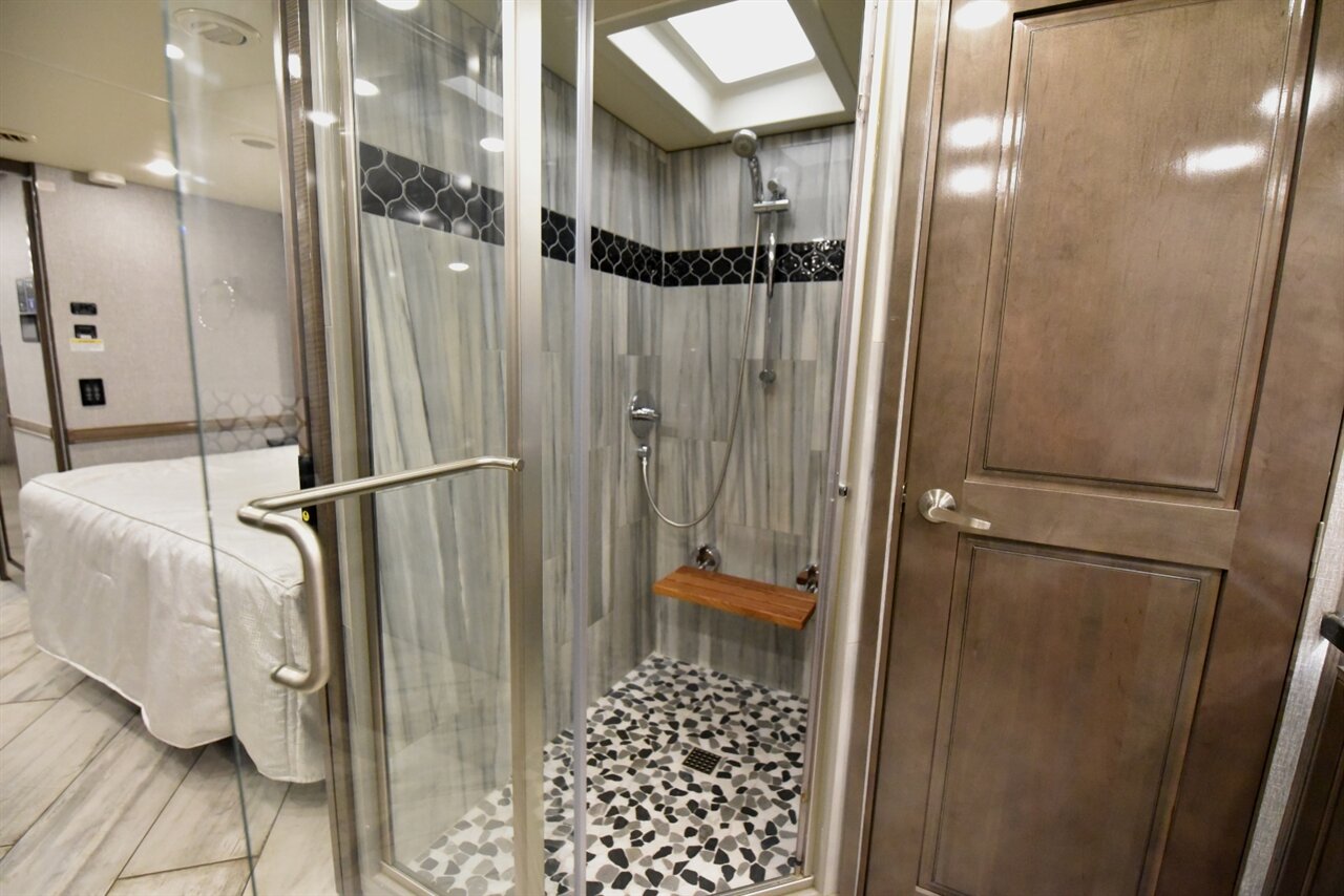 2022 Fleetwood Discovery - Photo 37 - Orange, CA 92867