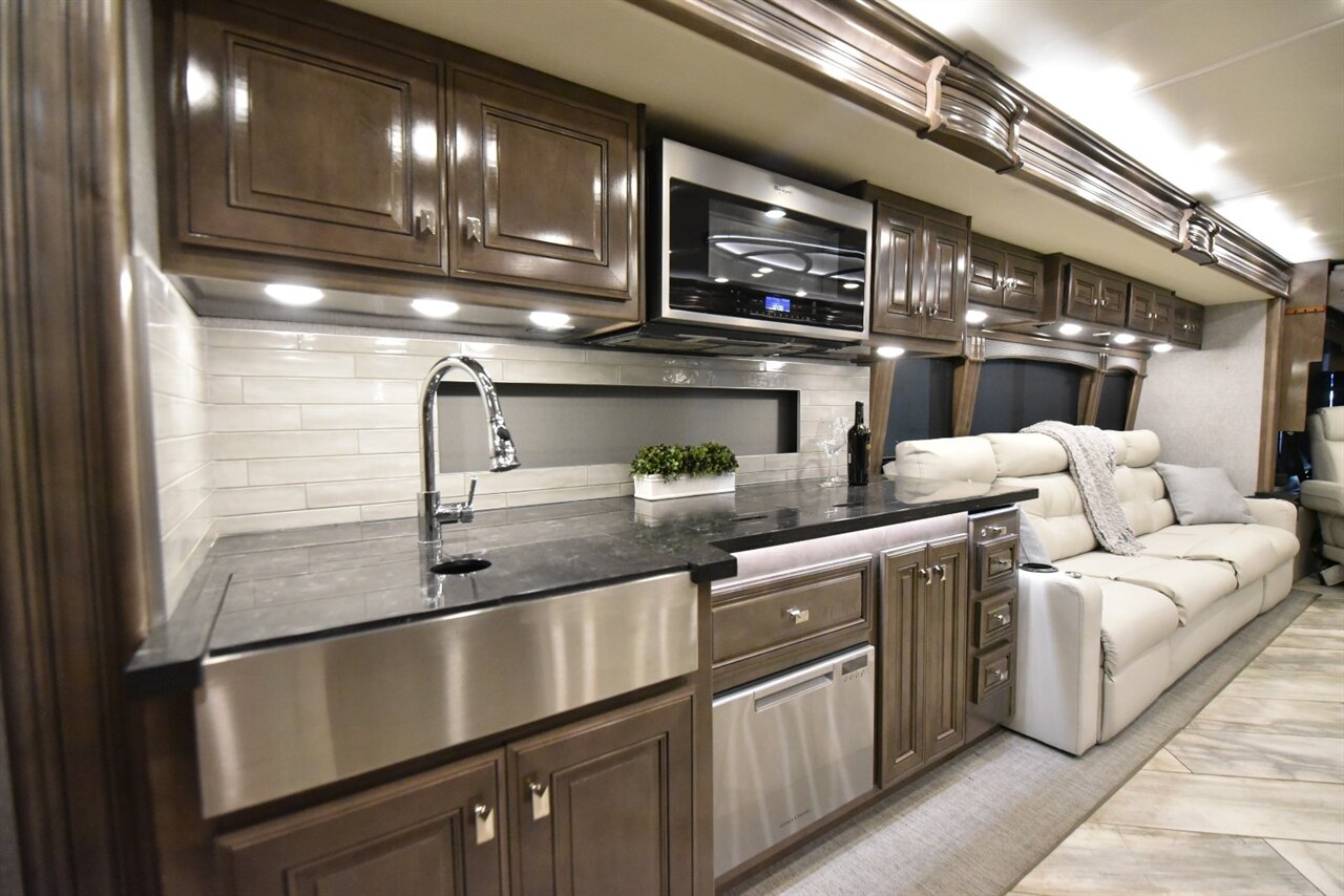 2022 Fleetwood Discovery - Photo 22 - Orange, CA 92867