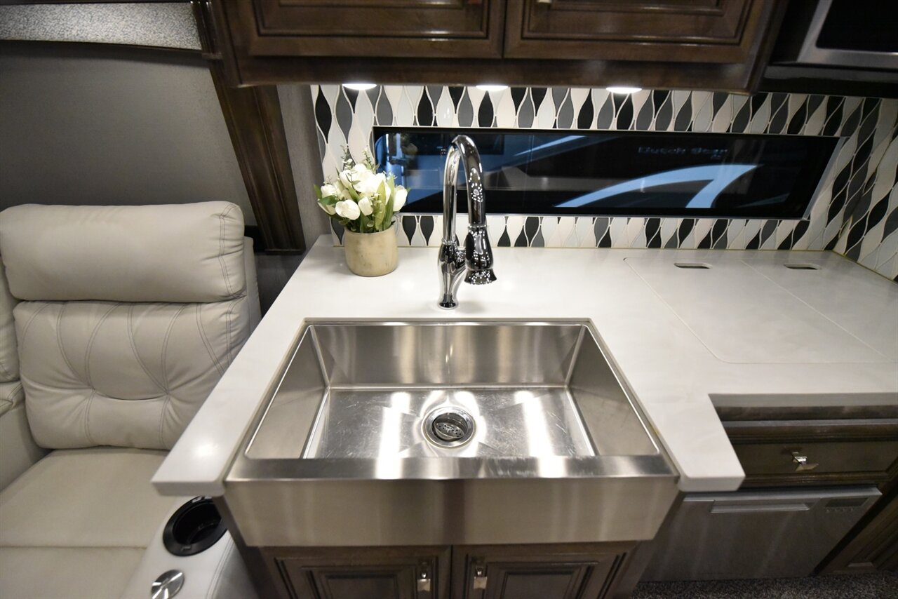 2021 Fleetwood Discovery LXE 44H - Photo 40 - Orange, CA 92867