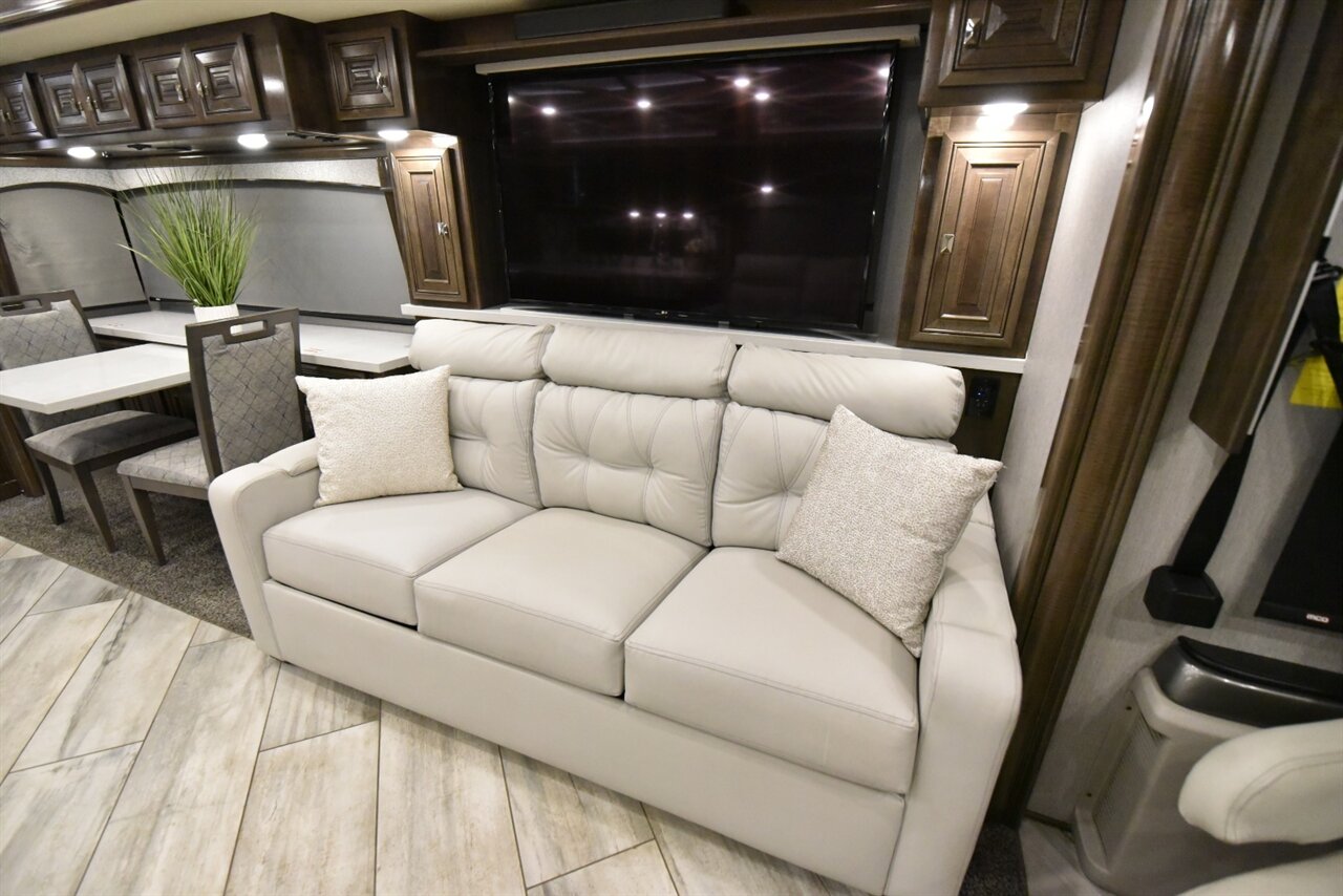 2021 Fleetwood Discovery LXE 44H - Photo 36 - Orange, CA 92867