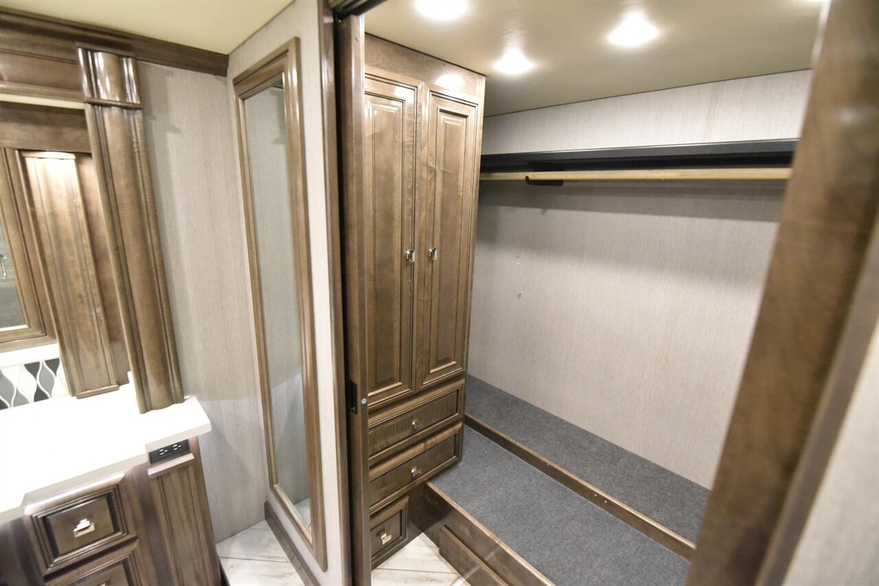 2021 Fleetwood Discovery LXE 44H - Photo 58 - Orange, CA 92867