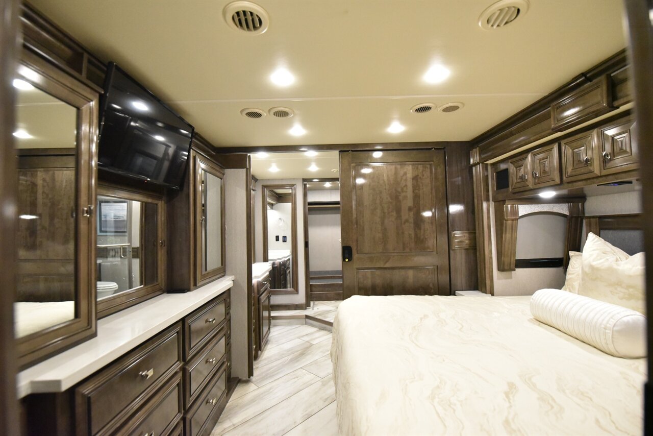 2021 Fleetwood Discovery LXE 44H - Photo 47 - Orange, CA 92867