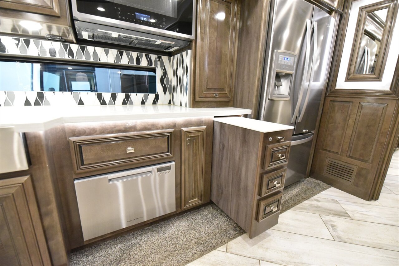2021 Fleetwood Discovery LXE 44H - Photo 43 - Orange, CA 92867