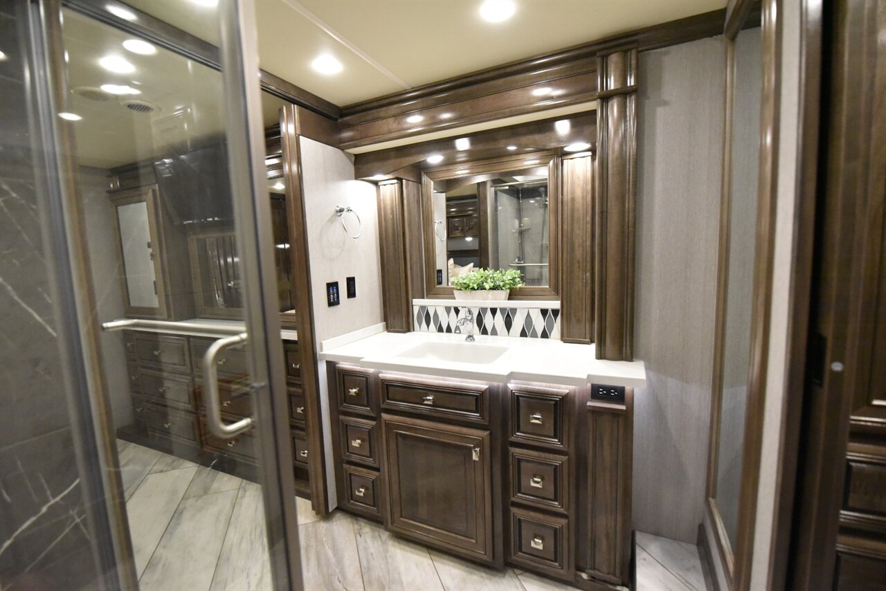 2021 Fleetwood Discovery LXE 44H - Photo 52 - Orange, CA 92867