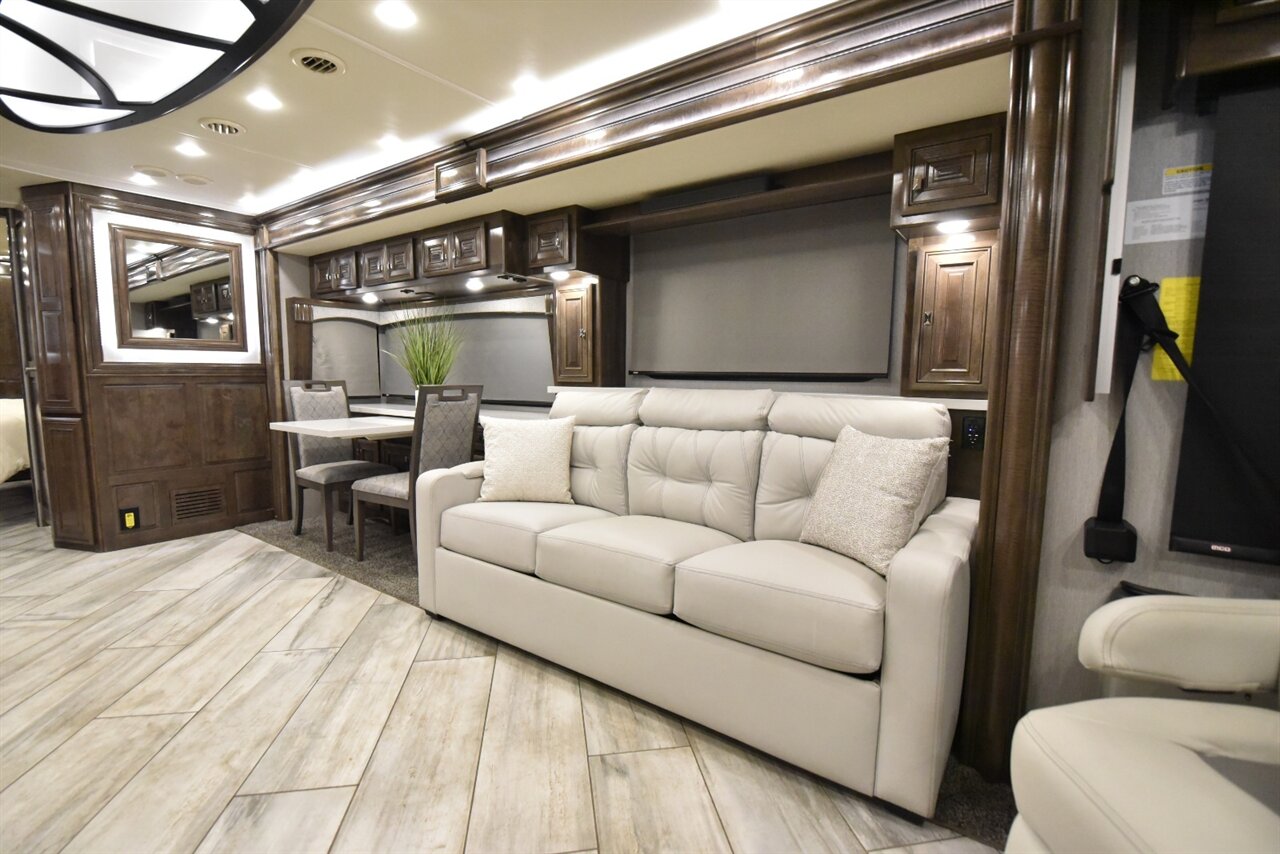 2021 Fleetwood Discovery LXE 44H - Photo 35 - Orange, CA 92867