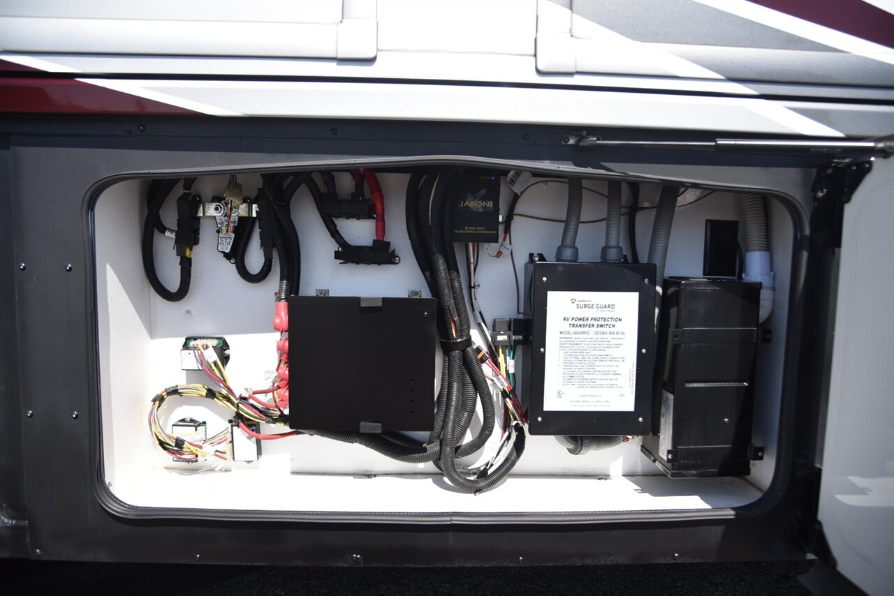 2021 Fleetwood Discovery LXE 44H - Photo 14 - Orange, CA 92867