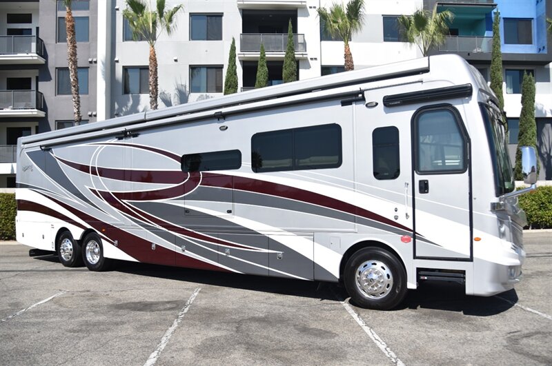 2021 Fleetwood Discovery LXE 44H - Photo 4 - Orange, CA 92867