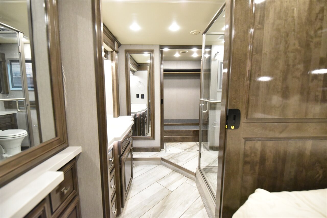2021 Fleetwood Discovery LXE 44H - Photo 50 - Orange, CA 92867
