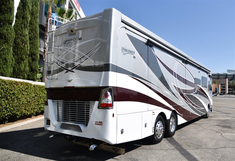 2021 Fleetwood Discovery LXE 44H - Photo 2 - Orange, CA 92867